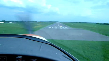Atterrissage à Laval Entrammes (LFOV) en Aquila AT01.